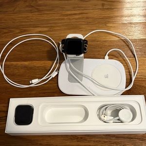 Apple Watch Series 4 + multipurpose iPhone & Apple Watch Charging station